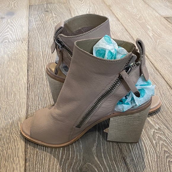 BRAND NEW Dolce Vita Leather Ankle Booties - Picture 5 of 8